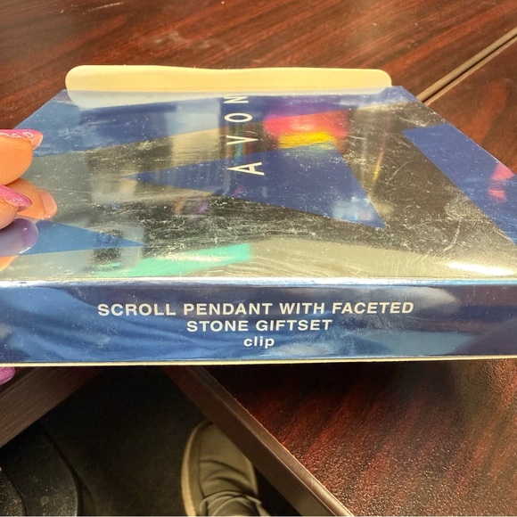 Avon scroll pendant/earring faceted stone Silver/Pink Vintage Necklace set - Picture 7 of 9